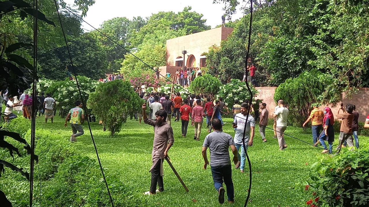 গণভবনে ছাত্র-জনতা