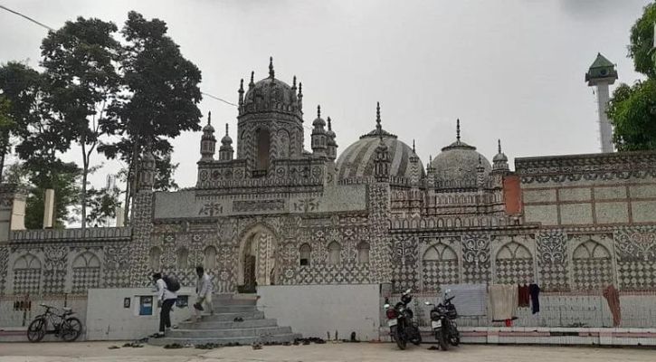 বজরা শাহী মসজিদ সম্রাটের নির্দেশে বজরায় রাজ্য পরিদর্শনে এসে গড়েন